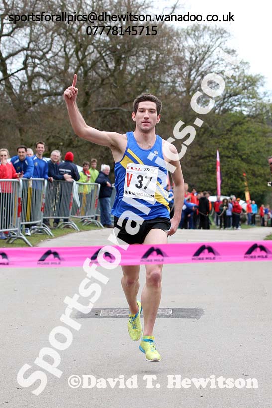 Nick Hooker brings Leeds home for victory in the National 12 Stage Relay, National 12 and 6 Stage Relays, Sutton Park, Birmingham. Photo: David T. Hewitson/Sports for All Pics